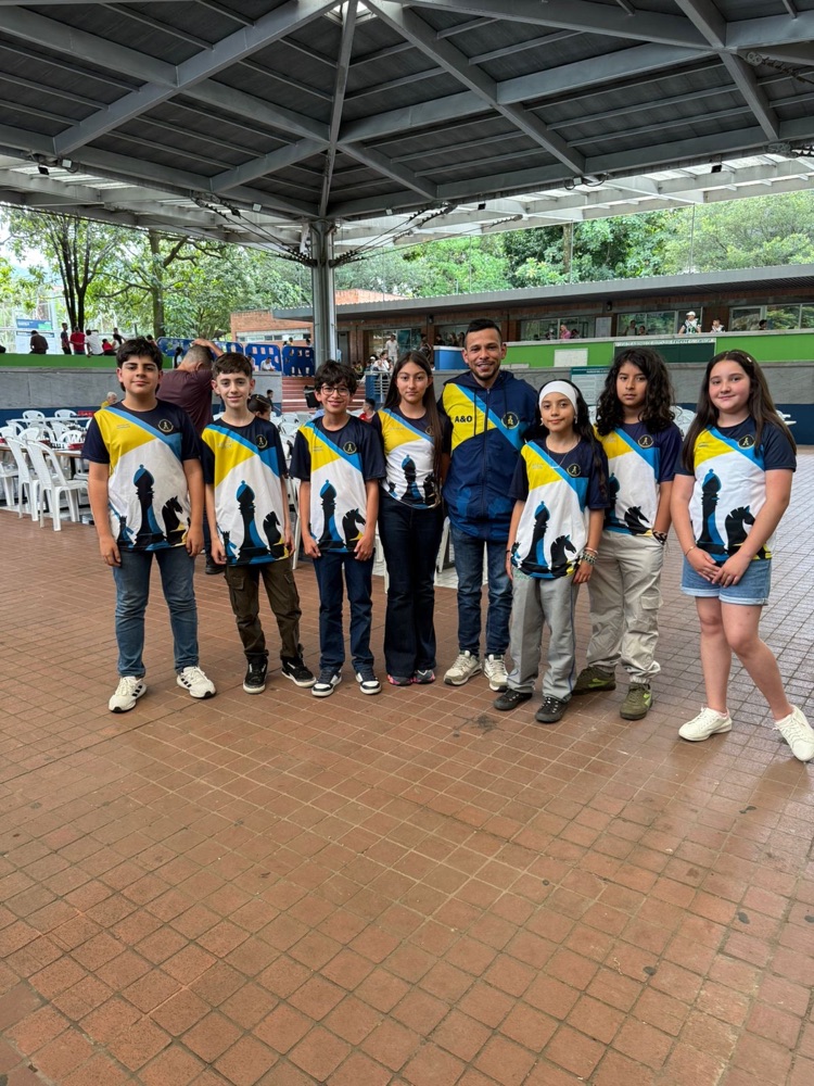 Grupo de deportistas del club en un escenario de torneo