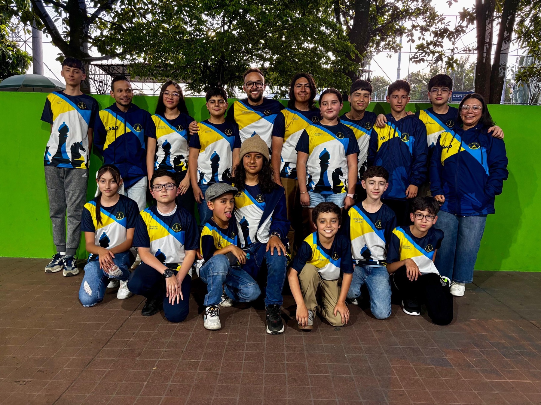Integrantes del Club de Ajedrez Alfa & Omega durante una jornada deportiva