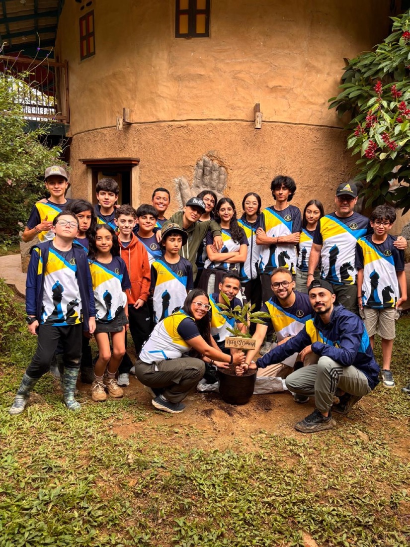 Integrantes del club durante una jornada de comunidad y siembra