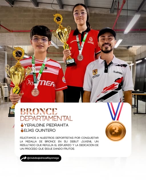 Deportistas del club con trofeos y medallas en una competencia departamental