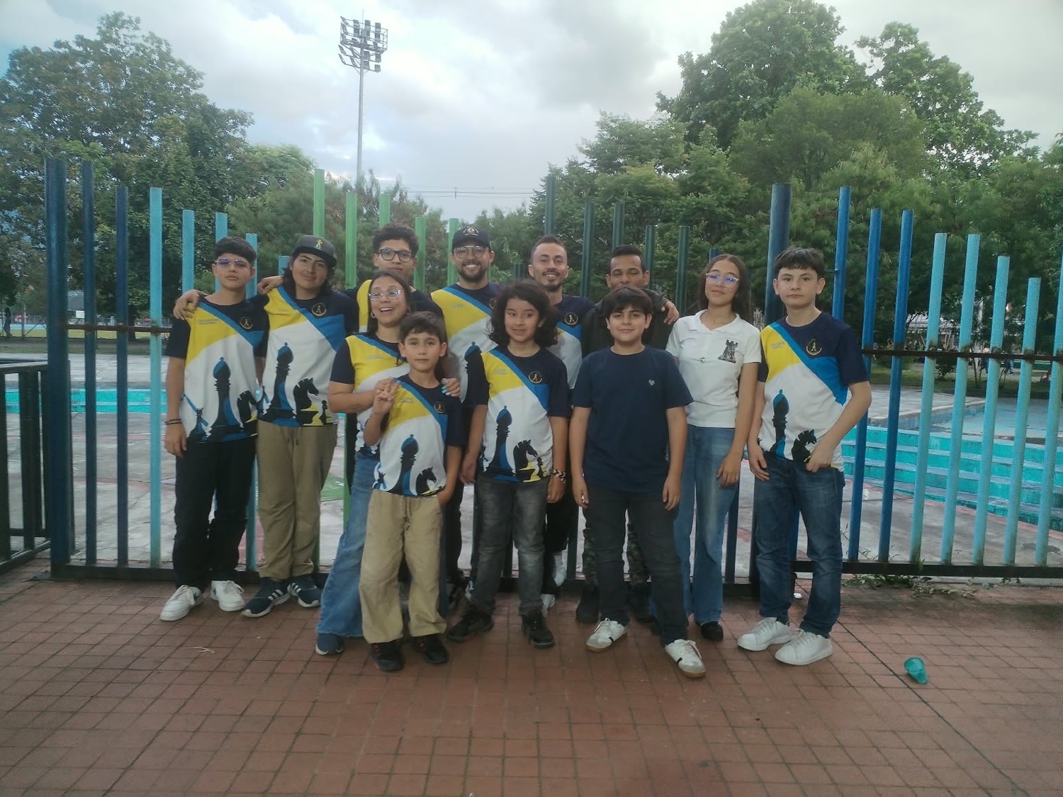 Equipo del Club Alfa & Omega reunido en una jornada deportiva
